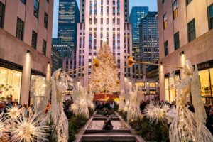 When does manhattan ny start decorating for christmas