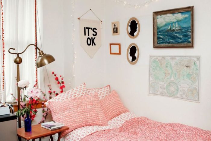 What to decorate a dorm room with