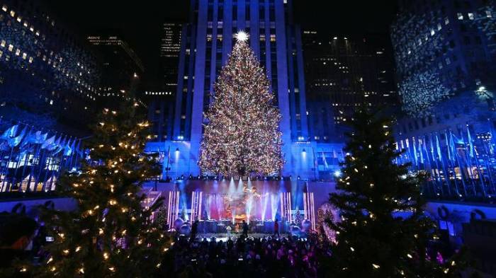 When does manhattan ny start decorating for christmas